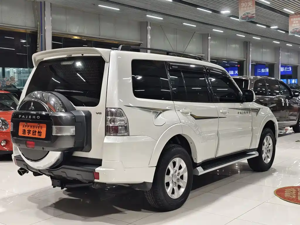 MITSUBISHI PAJERO