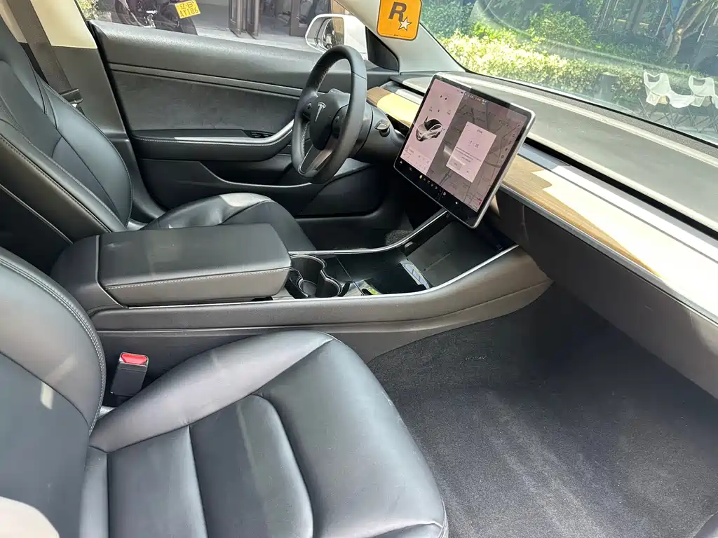 Tesla Model 3 — миниатюра 7