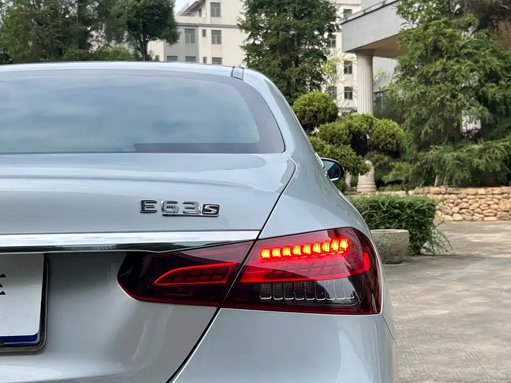 Mercedes-Benz E-Class — миниатюра 6