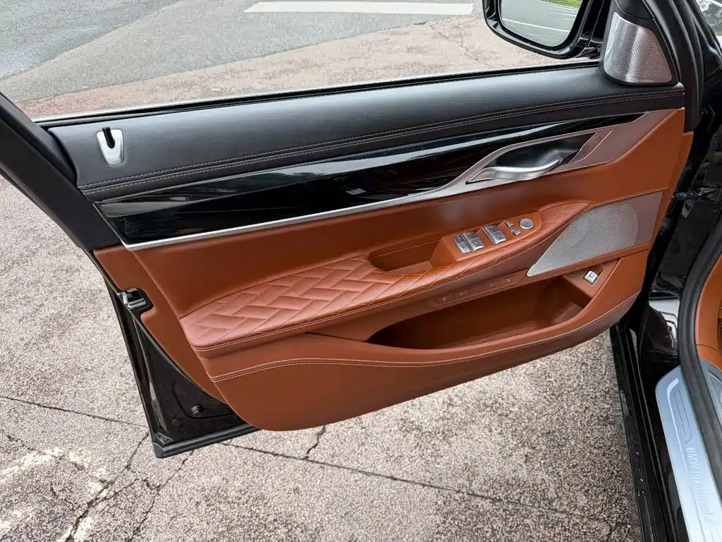 BMW 7 Series — миниатюра 6