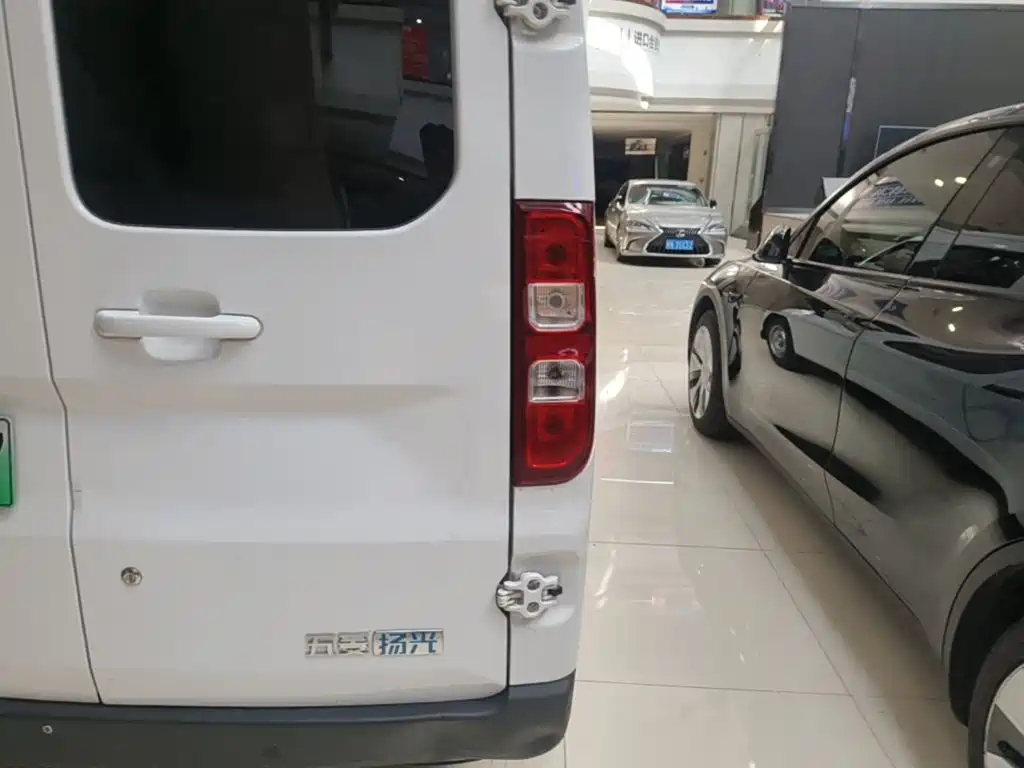 Wuling Yangguang — миниатюра 8