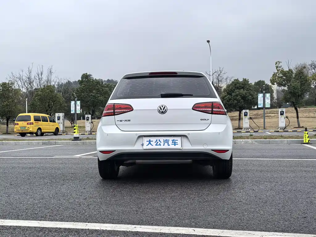 VOLKSWAGEN GOLF