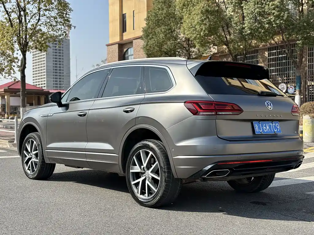 VOLKSWAGEN TOUAREG