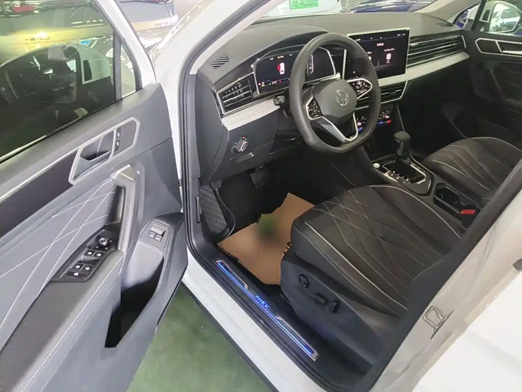 Volkswagen Tiguan L PHEV — миниатюра 16