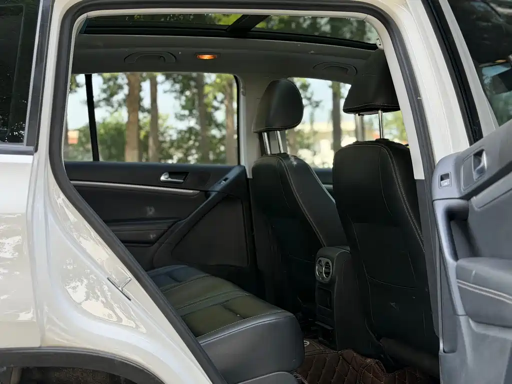 Volkswagen Tiguan - фото 12