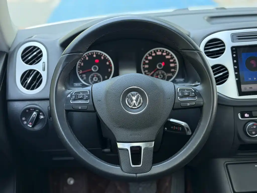 Volkswagen Tiguan - фото 13