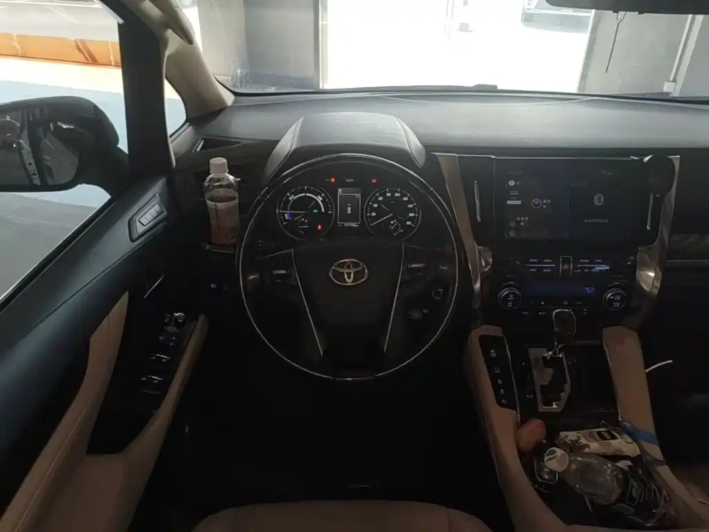 Toyota Alphard — миниатюра 11