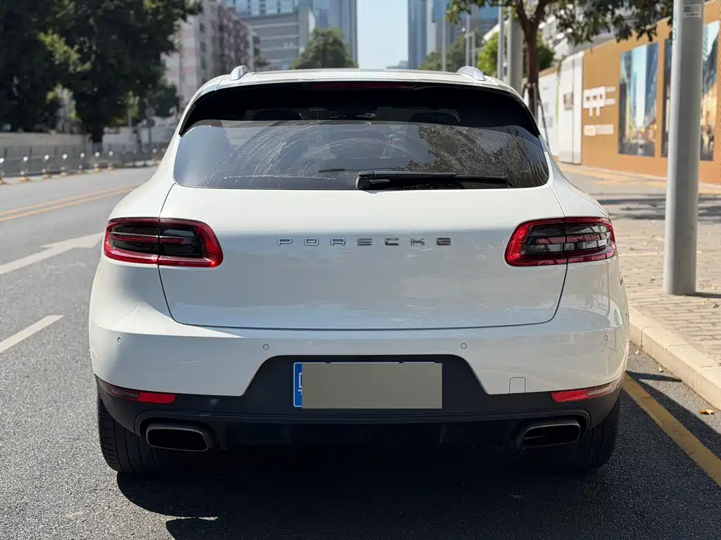 PORSCHE MACAN