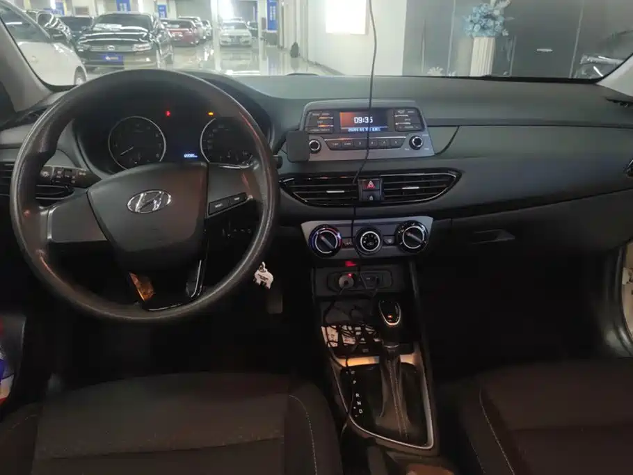 Hyundai Elantra — миниатюра 12