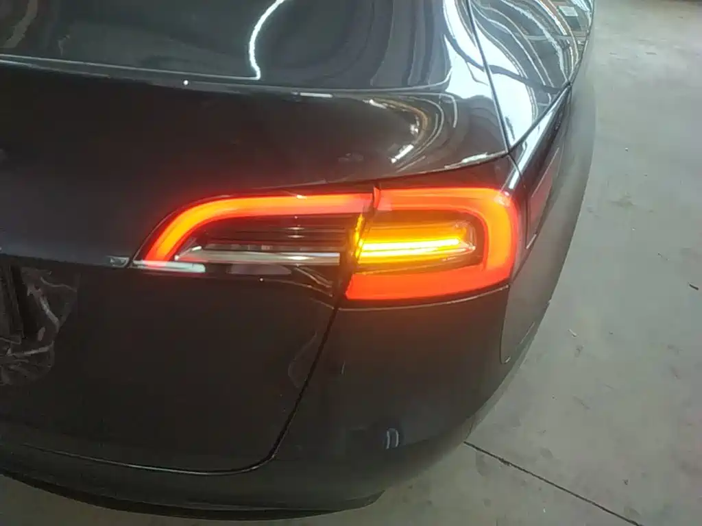 Tesla Model Y — миниатюра 8