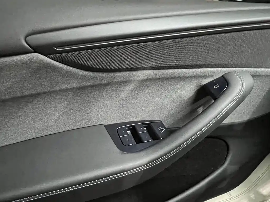 Tesla Model Y — миниатюра 14