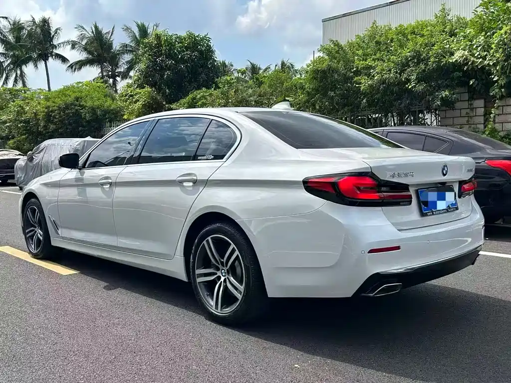 BMW 5 Series — миниатюра 7