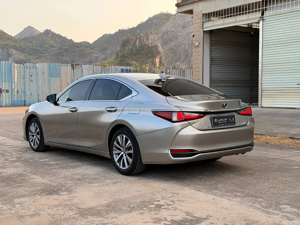 Lexus ES — миниатюра 12