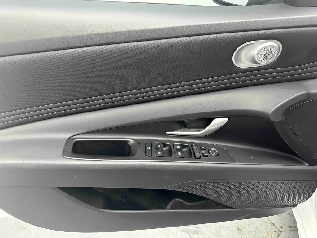 Hyundai Elantra — миниатюра 10