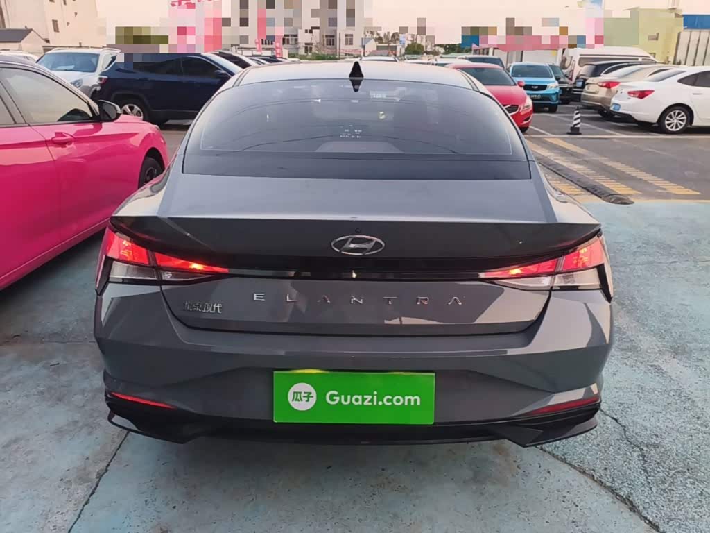 Hyundai Elantra 1.5 л 2022 г. Серебристо-серый, пробег 31800 км