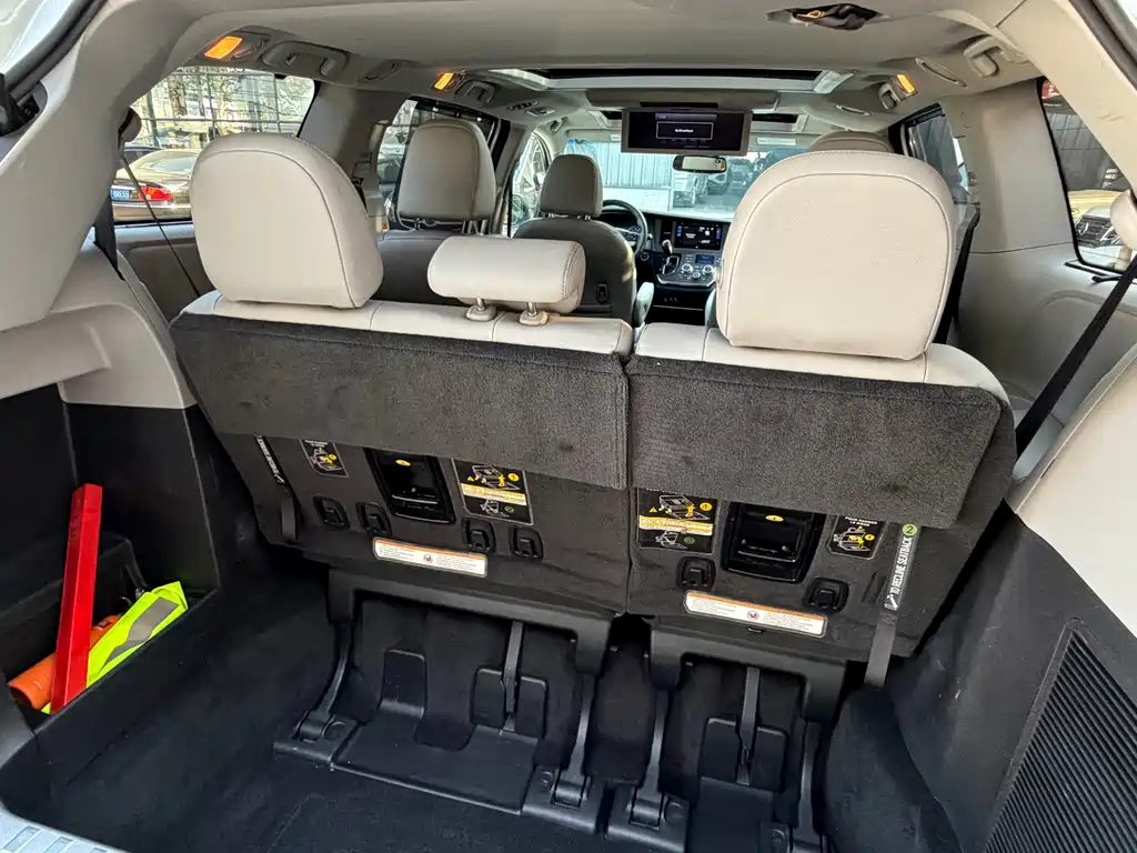 Toyota Sienna — миниатюра 18