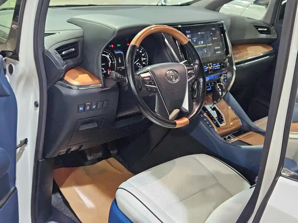 Toyota Alphard — миниатюра 9
