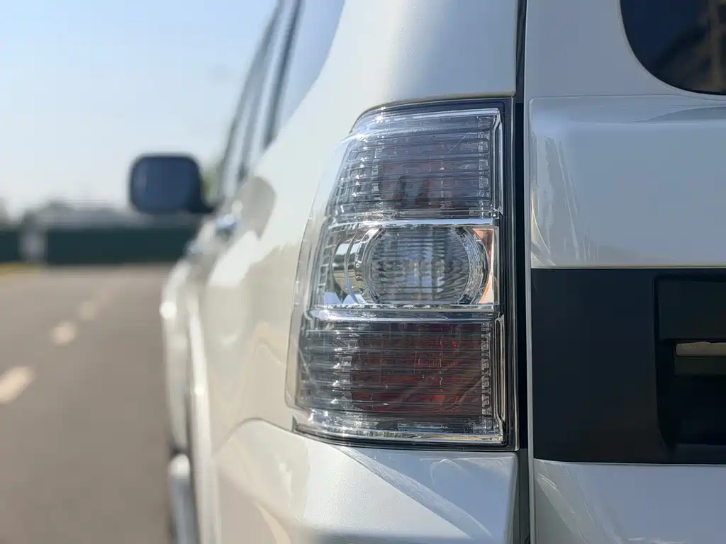 Mitsubishi Pajero (Import) — миниатюра 24