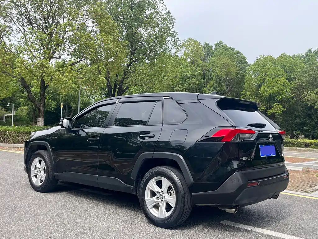 Toyota RAV4 — миниатюра 4