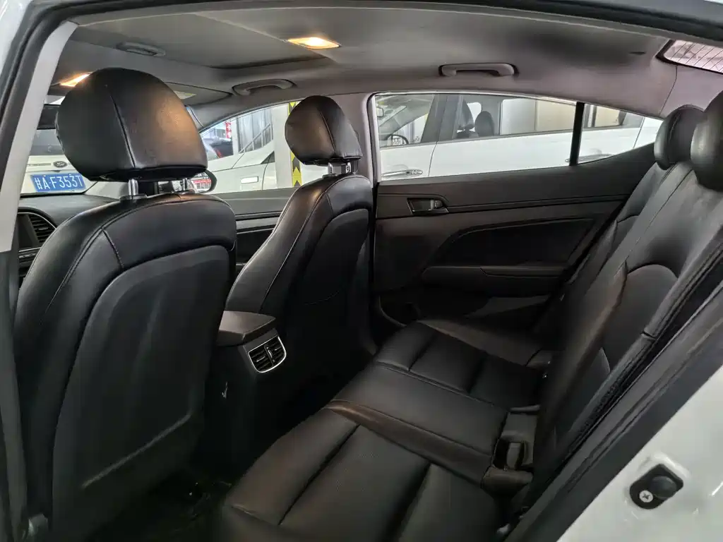 Hyundai Elantra — миниатюра 9