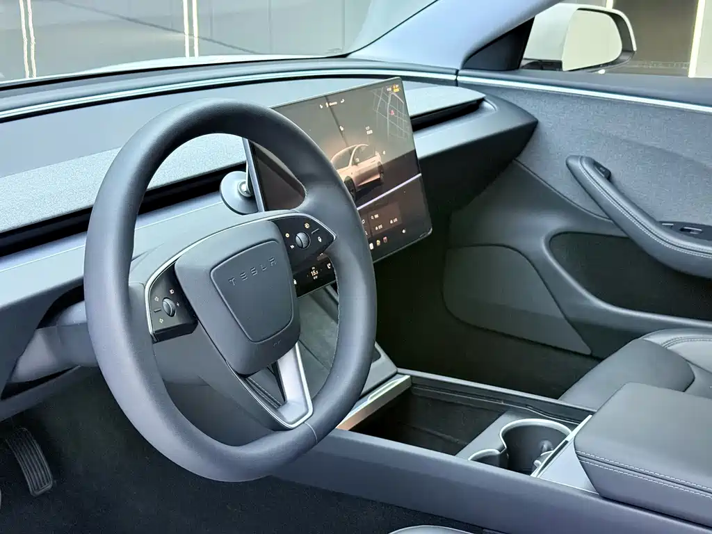 Tesla Model 3 — миниатюра 5