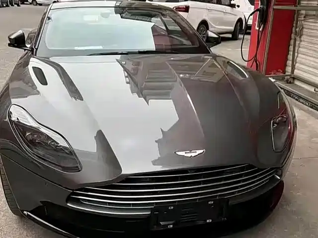 ASTON MARTIN DB11