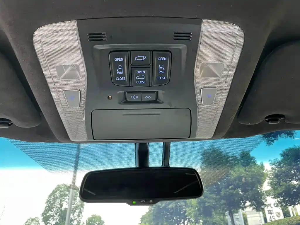 Toyota Alphard — миниатюра 12