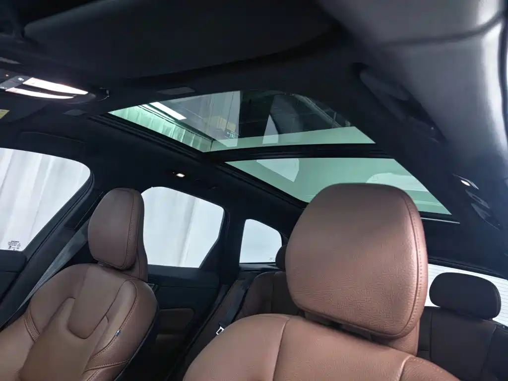Volvo XC60 PHEV — миниатюра 18