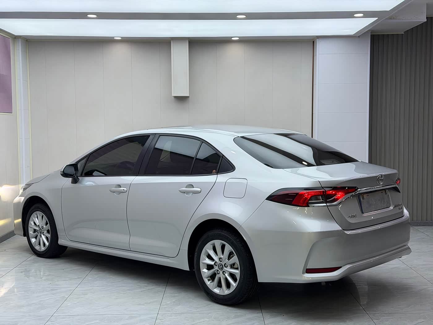 Toyota Corolla 1.2 л 2022 г. Серебристо-серый, пробег 23100 км