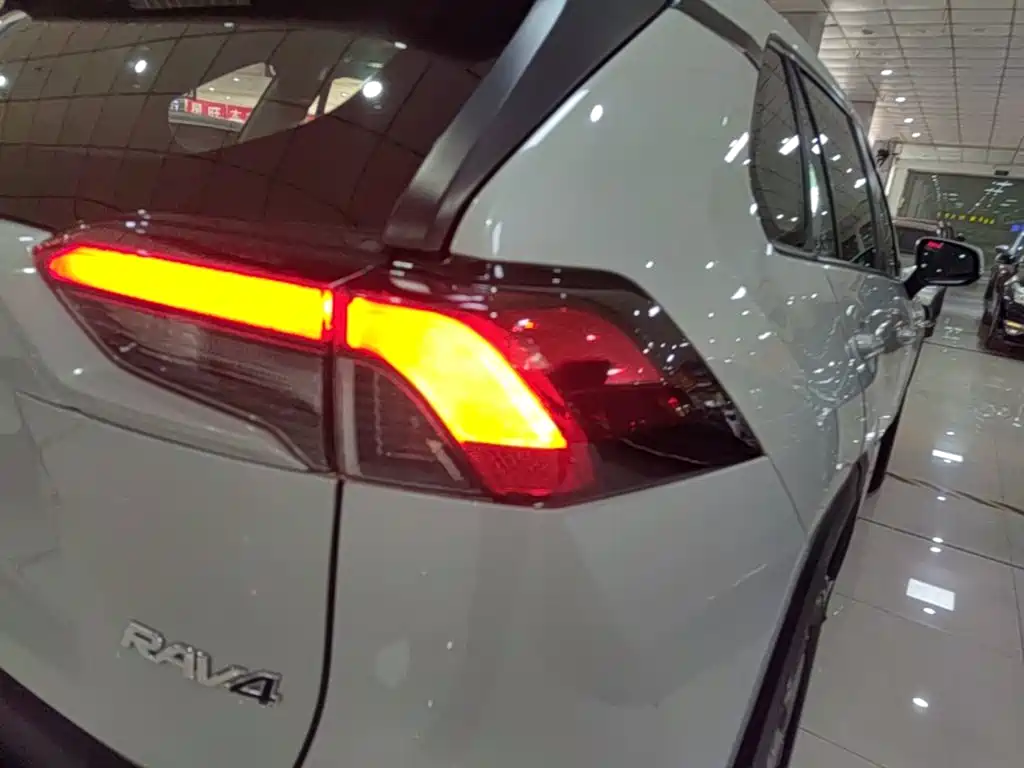 Toyota RAV4 — миниатюра 8