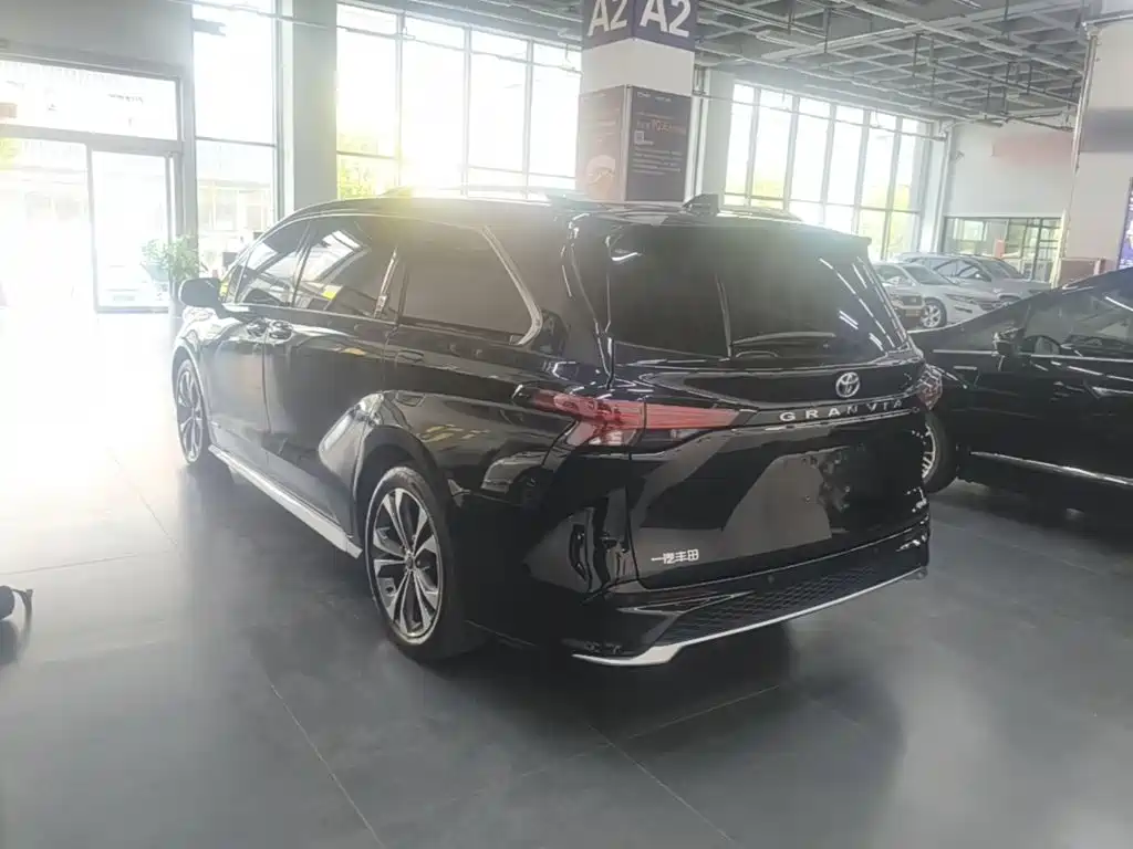Toyota Granvia — миниатюра 5