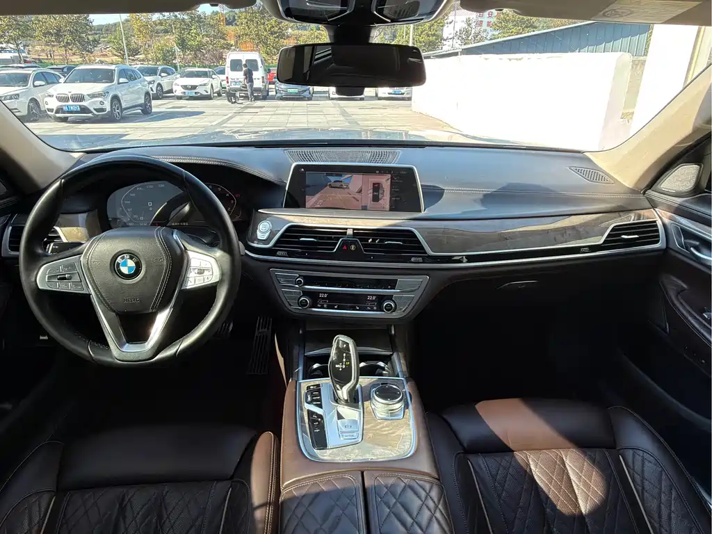 BMW 7 Series — миниатюра 9