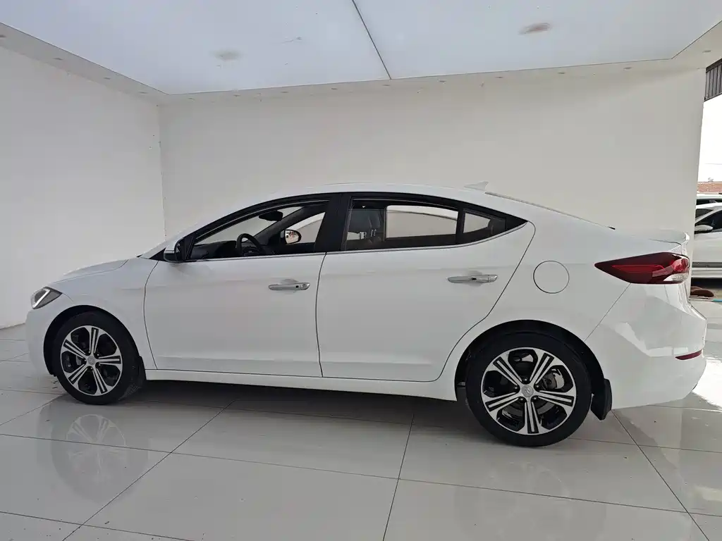 Hyundai Elantra — миниатюра 27