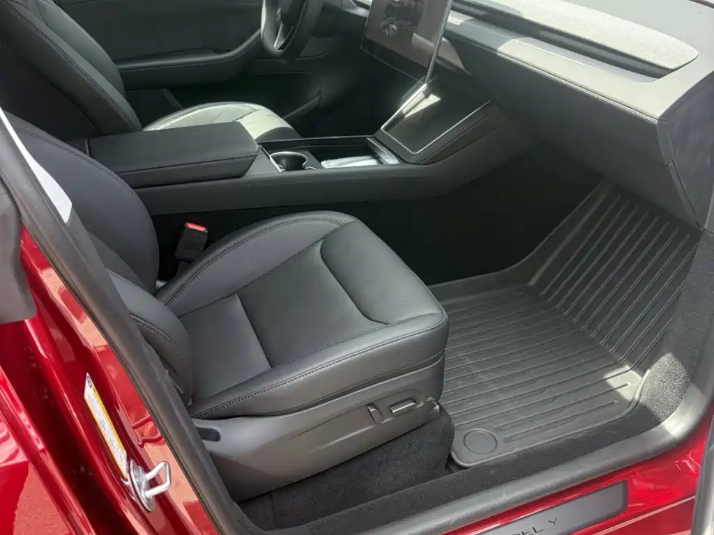 Tesla Model Y — миниатюра 8