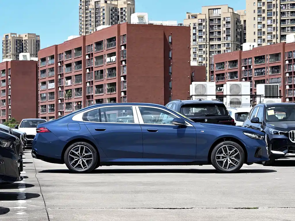 BMW i5 — миниатюра 10