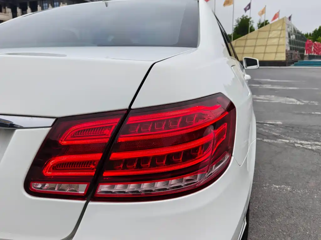 Mercedes-Benz E-Class — миниатюра 9