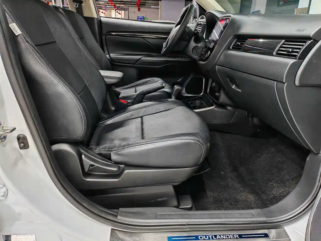 MITSUBISHI OUTLANDER