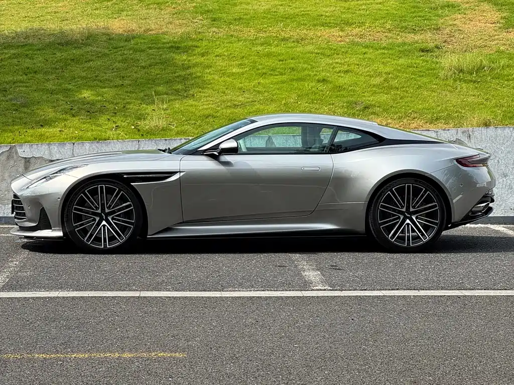 Aston Martin DB12 — миниатюра 6