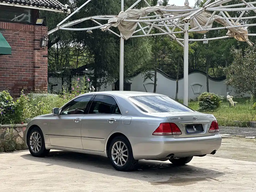 Toyota Crown — миниатюра 6