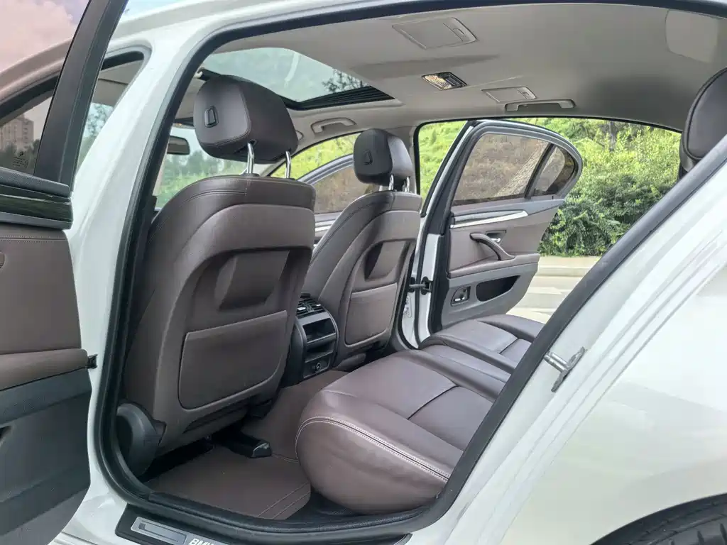 BMW 5 Series — миниатюра 13