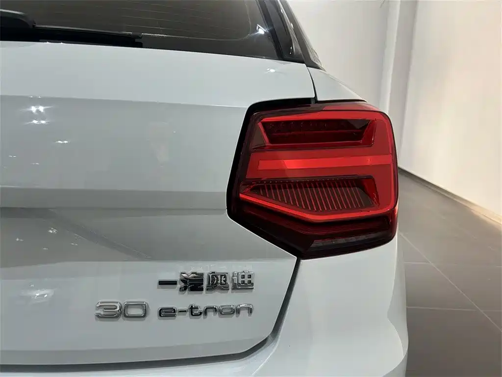 Audi Q2L e-tron — миниатюра 14