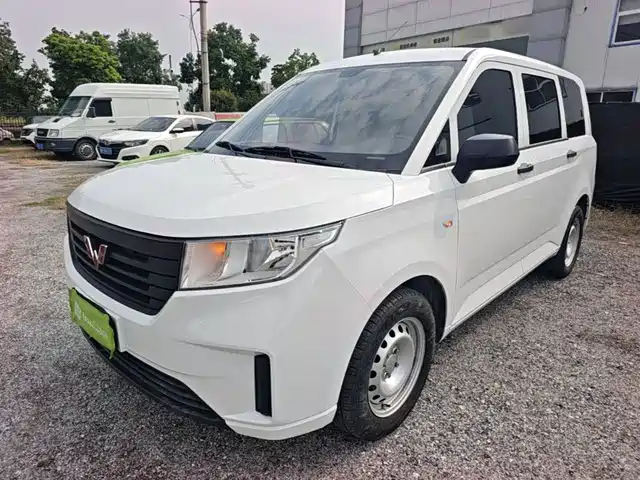 Wuling Hongguang PLUS