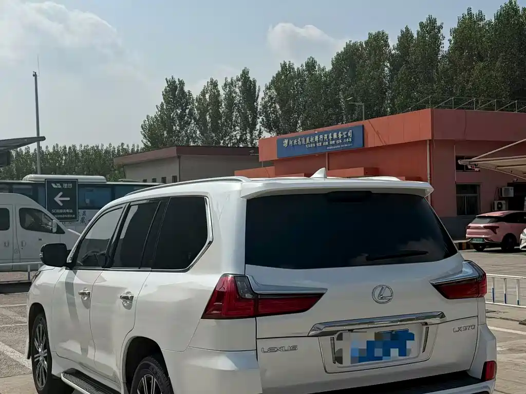 Lexus LX — миниатюра 4