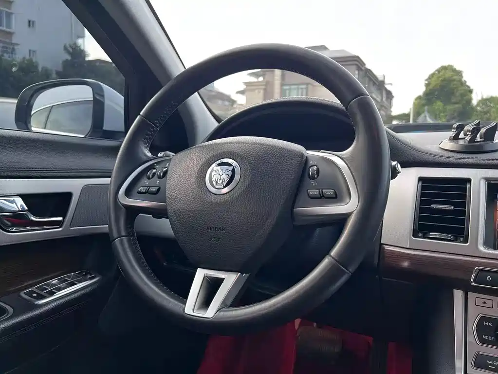 Jaguar XF — миниатюра 12