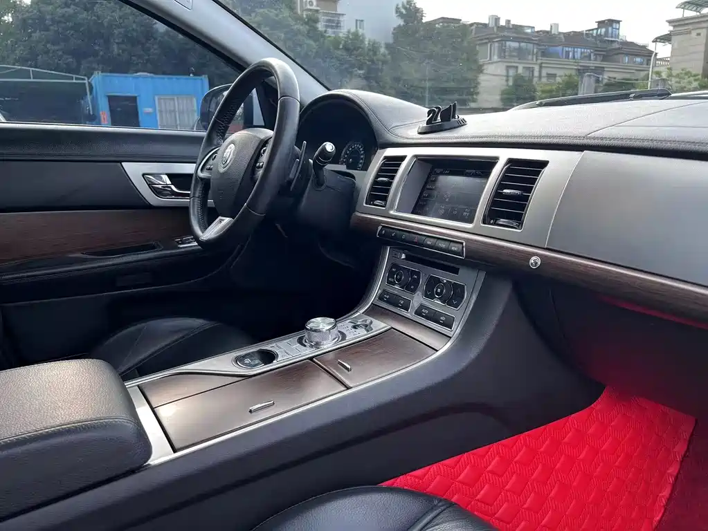 Jaguar XF — миниатюра 15