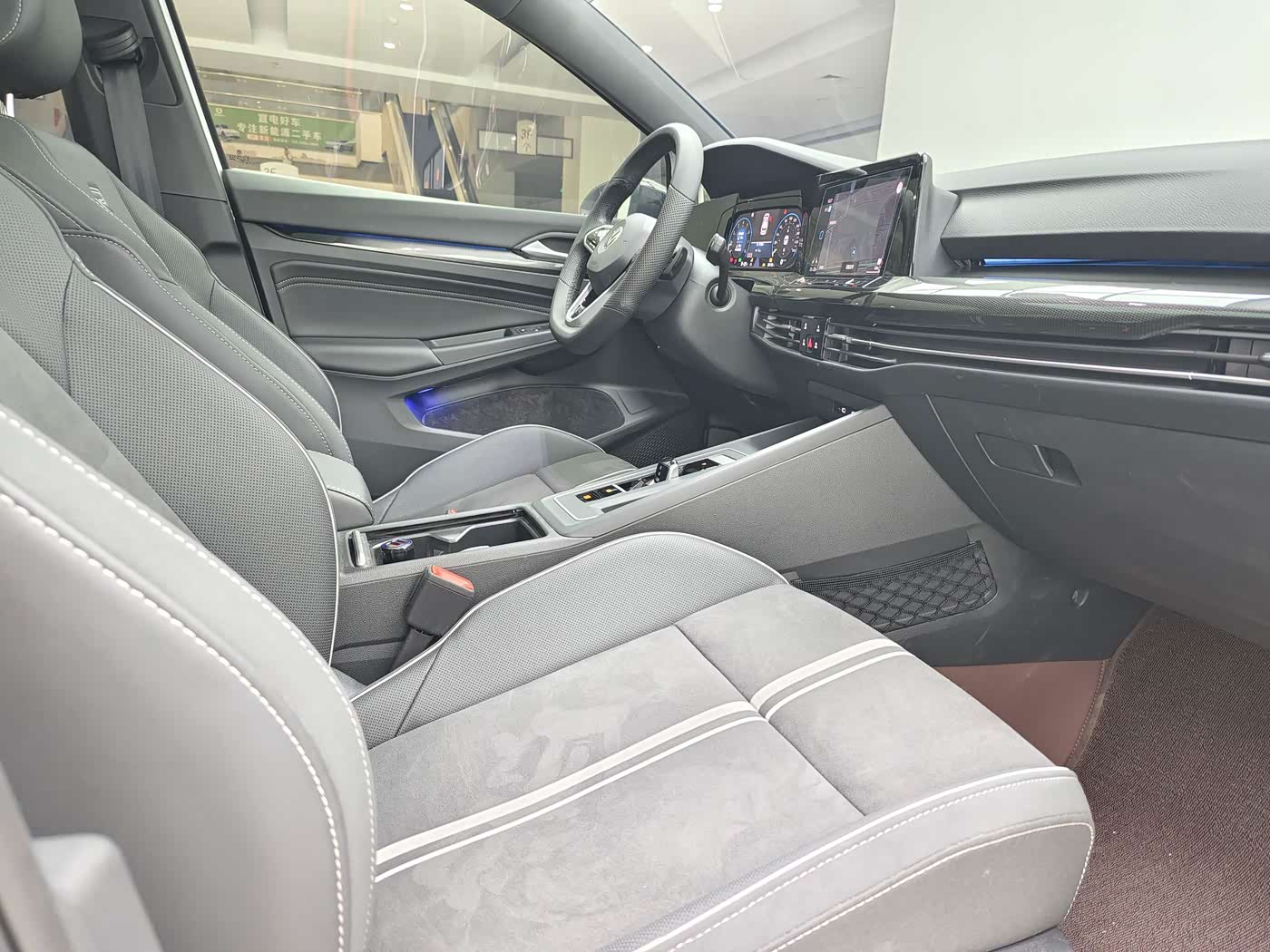 Volkswagen Golf 1.4 л 2023 г. Белый, пробег 28000 км