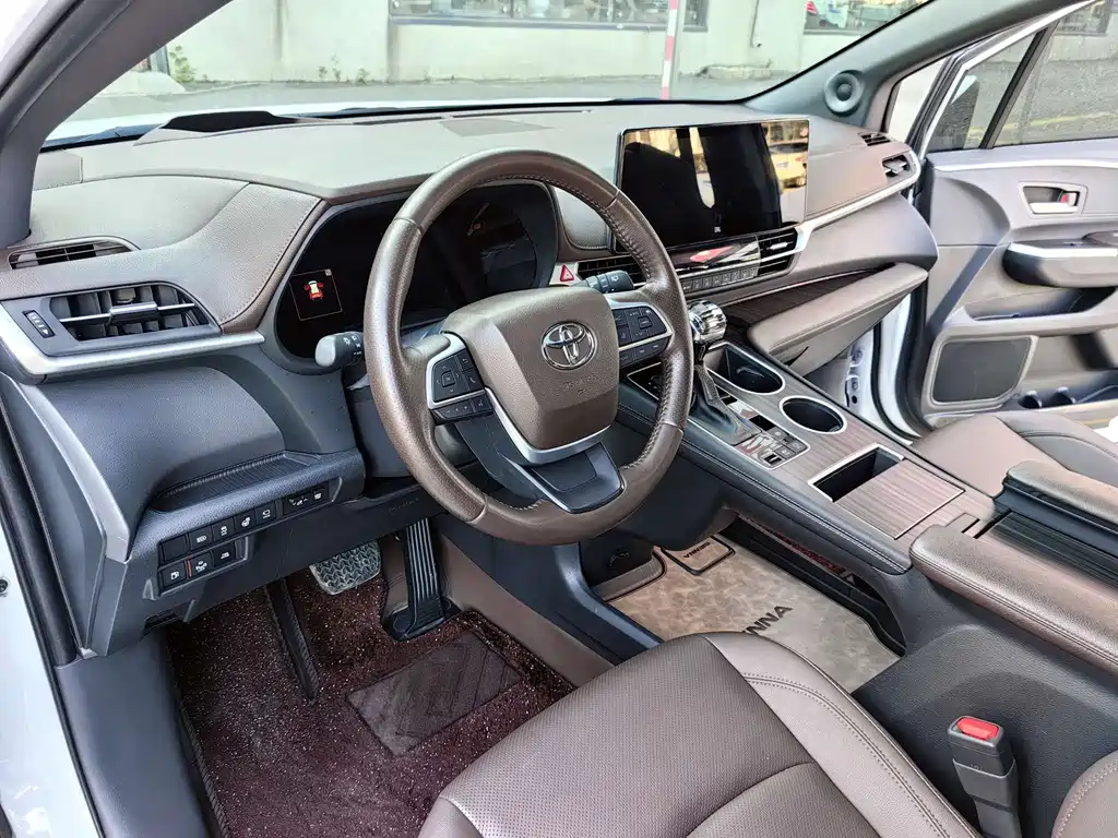 Toyota Sienna — миниатюра 4