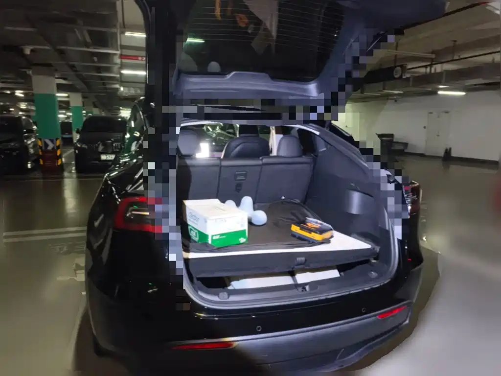 Tesla Model Y — миниатюра 15