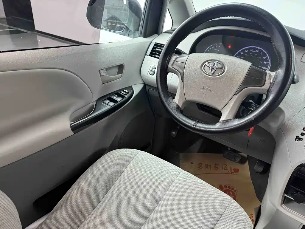 Toyota Sienna — миниатюра 20