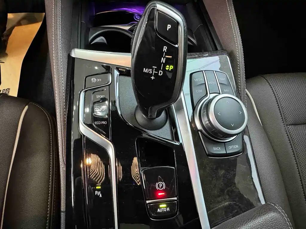 BMW 5 Series — миниатюра 13